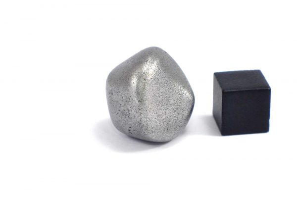 Iron meteorite 23.7 gram wide photography 09
