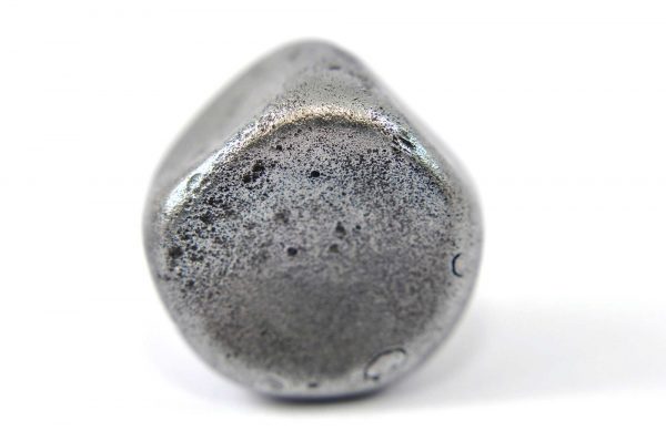 Iron meteorite 19.3 gram macro photography 01