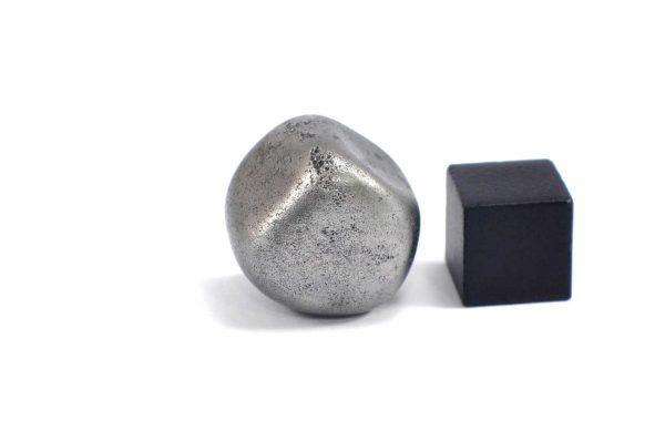 Iron meteorite 19.3 gram wide photography 08