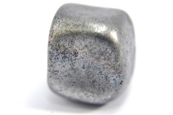 Iron meteorite 18.4 gram macro photography 01