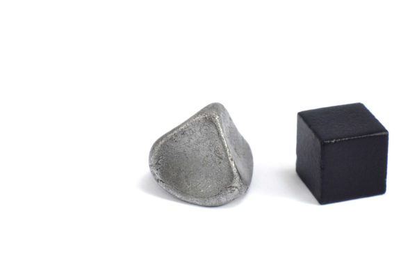 Iron meteorite 9.1 gram wide photography 09