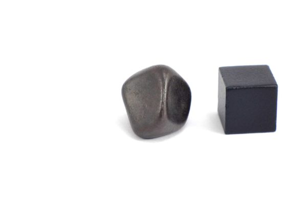 Iron meteorite 8.9 gram wide photography 17