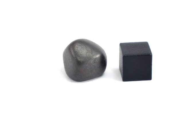 Iron meteorite 11.2 gram wide photography 18